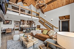 Smart TV, caminetto, impianto stereo