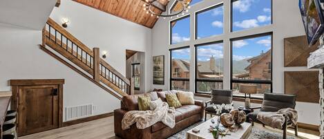 Smart TV, fireplace, stereo