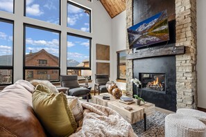 Smart TV, fireplace, stereo