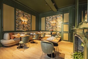 Café da manhã continental todos os dias (EUR 28 por pessoa) 