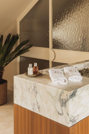 Executive kamer | Lakens van Egyptisch katoen, luxe beddengoed, donsdekens, een minibar