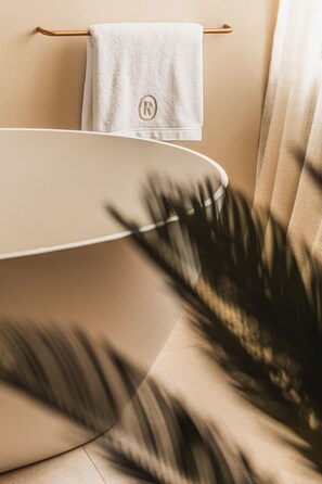Amenidades de baño de diseñador, secadora de cabello, toallas 