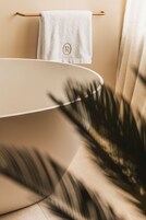 Designertoalettartikler, hårføner og håndklær