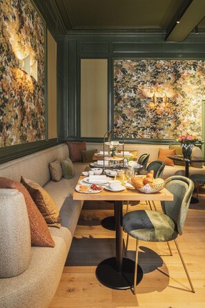 Bữa sáng kiểu Âu hàng ngày (28 EUR/mỗi người) 