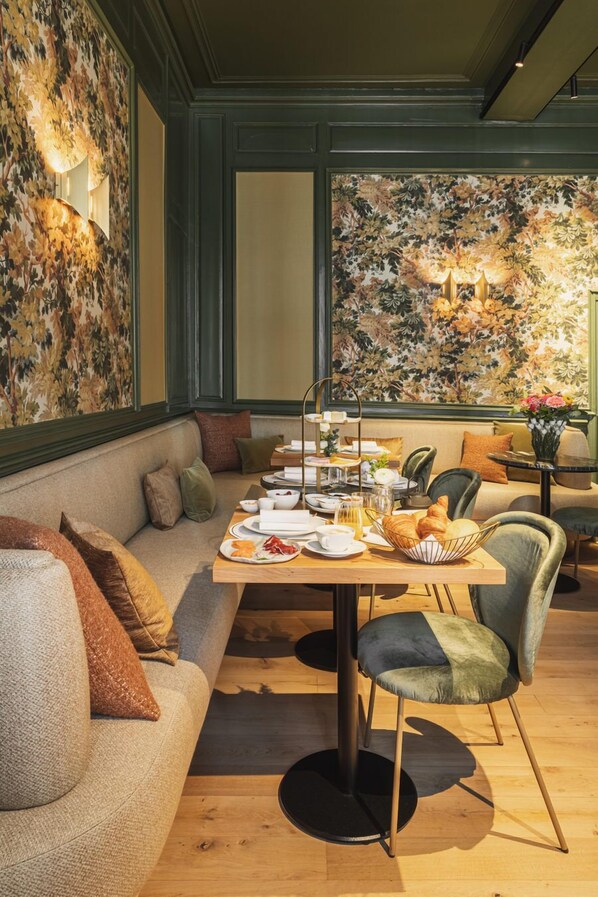 Daily continental breakfast (EUR 28 per person)