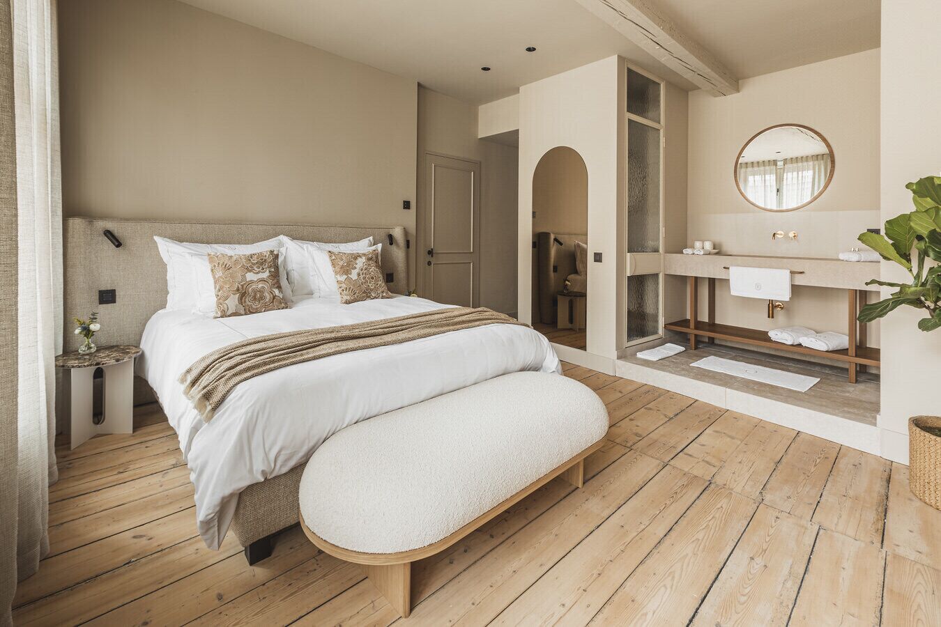 奢华客房 | 埃及棉床单、高档床上用品、羽绒被、迷你吧