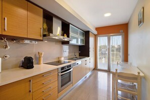 ثلاجة، ميكروويف، فرن، موقد طهي مسطح