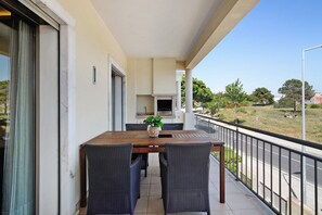 Outdoor dining - Apartment "Varandas do Sol" with Pool, Terrace & Wi-Fi (Albufeira)