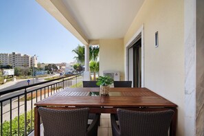 Outdoor dining - Apartment "Varandas do Sol" with Pool, Terrace & Wi-Fi (Albufeira)