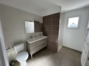 Douche, séchoir à cheveux, serviettes fournies, savon