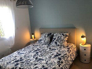 3 chambres, fer et planche à repasser, lit de bébé portatif