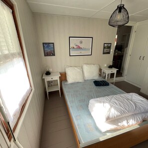 3 bedrooms, iron/ironing board, travel cot, free WiFi