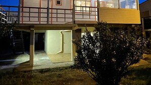 Een huis met twee verdiepingen, een balkon, grote ramen en een duidelijke trap naar de bovenverdieping.