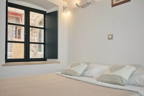 1 Schlafzimmer, Schreibtisch, Bügeleisen/Bügelbrett, Reisekinderbett