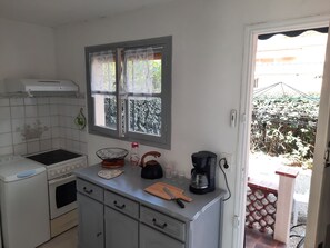 Fridge, microwave, oven, stovetop - Quiet house close to the port and restaurants of Saint Aygulf (Fréjus)