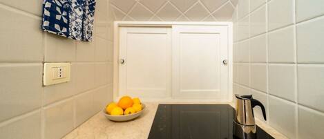 Réfrigérateur, surface de cuisson, grille-pain, vaisselle et ustensiles