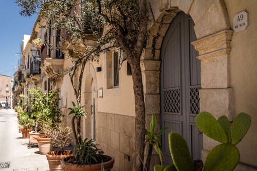 Cozy 40 sqm apartment, for 4 people, located on the ground floor of a historic building with sea view (5 steps to enter). The apartment is located in a dammuso (a Sicilian characteristic structure) facing the sea with barrel vaults, in the heart of Ort