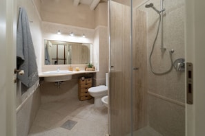 Een douche, een haardroger, een bidet