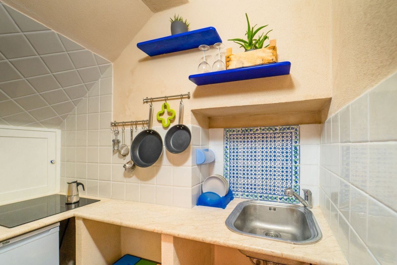 Frigorífico, placa de cocina, tostadora y utensilios de cocina