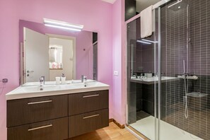 Shower, hair dryer, bidet, towels