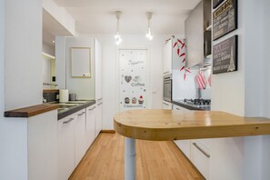Microondas, horno, placa de cocina, lavavajillas