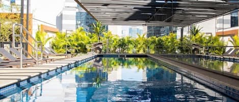 Una piscina al aire libre