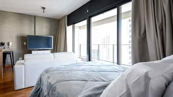 Apartamento | Espaço de trabalho para notebook, cortinas blackout