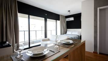 Departamento | Espacio para trabajar con laptop y cortinas blackout