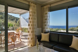 Luxury Villa | Living room | 65-inch Smart TV with satellite channels, TV, table tennis - Dalasvillas (Kefalonia)