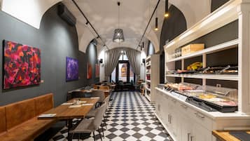 包含每日自助早餐