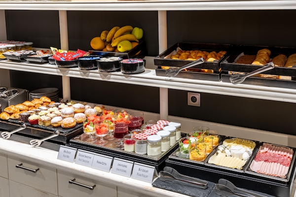 Café da manhã com buffet grátis todos os dias