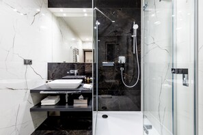 Articles de toilette griffés, séchoir à cheveux, pantoufles