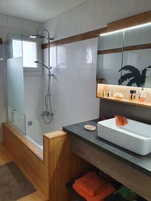 Combined shower/bathtub, towels, toilet paper