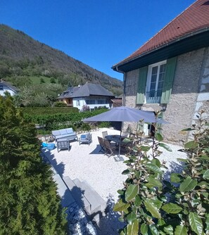 Outdoor dining - Charming house 5mns walk from the lake (Sévrier)