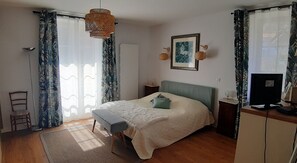 4 slaapkamers, een strijkplank/strijkijzer, reisbedje, gratis wifi