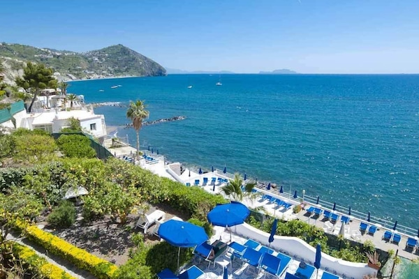 2 outdoor pools, free cabanas, pool umbrellas