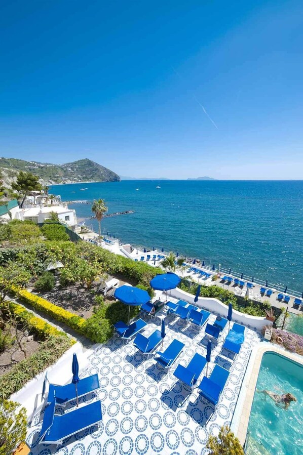 2 outdoor pools, free cabanas, pool umbrellas