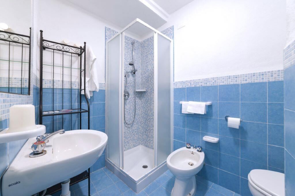 Un bagno con doccia, due lavandini, un bidet e un WC.