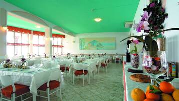 Daily continental breakfast (EUR 15.00 per person)