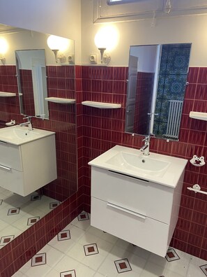 Ensemble douche/baignoire, sèche-cheveux, serviettes fournies, savon