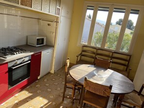 Réfrigérateur, four à micro-ondes, un four, surface de cuisson