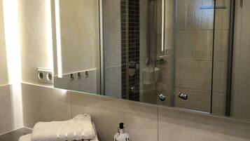 Douche, sĂšche-cheveux, serviettes fournies, savon