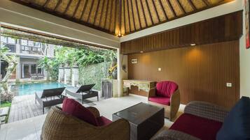 Villa, 2 Schlafzimmer, eigener Pool | Wohnbereich | Fernseher