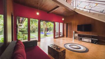 5 Bedrooms Private Pool Villa | Area keluarga | TV