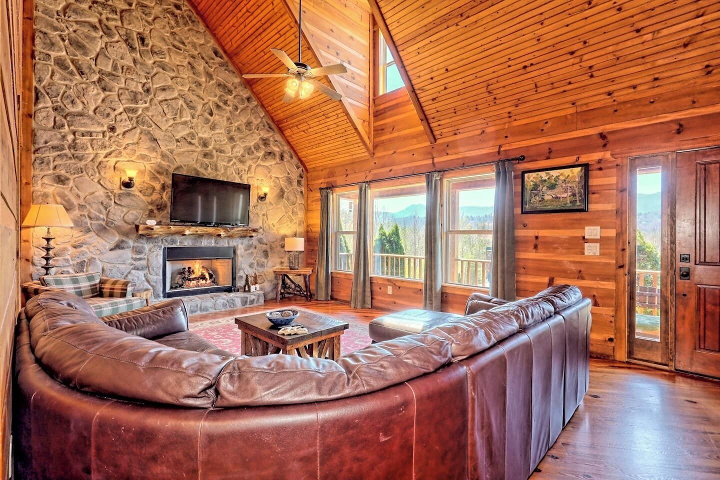 Smart-TV, Kamin, Arbeitsbereiche, Computerbildschirme