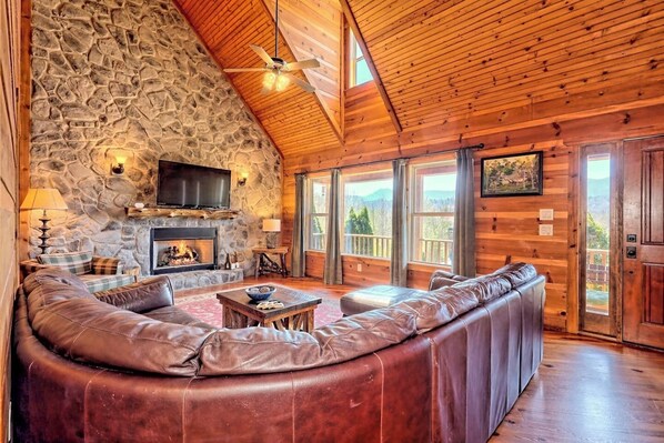 Smart TV, fireplace, offices, computer monitors - Twilight Moon  by Chatuge Home Concierge<br> Hot Tub, Fire pit & Pool Table, mountain view (Hiawassee)