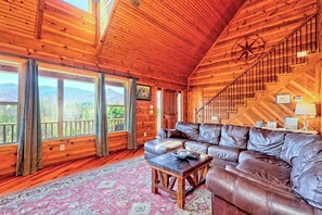 Smart TV, fireplace, offices, computer monitors - Twilight Moon  by Chatuge Home Concierge<br> Hot Tub, Fire pit & Pool Table, mountain view (Hiawassee)