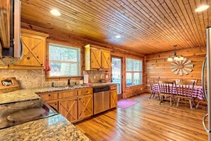 Fridge, microwave, oven, stovetop - Twilight Moon  by Chatuge Home Concierge<br> Hot Tub, Fire pit & Pool Table, mountain view (Hiawassee)