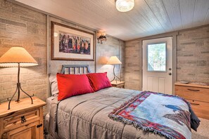 2 bedrooms, iron/ironing board, Internet, bed sheets - Western-Style Family Home: 15 Mi to Lake Pleasant (Phoenix)