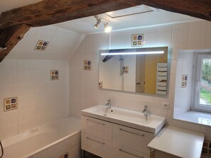 Duschwanne, Haartrockner, Handtücher, Toilettenpapier